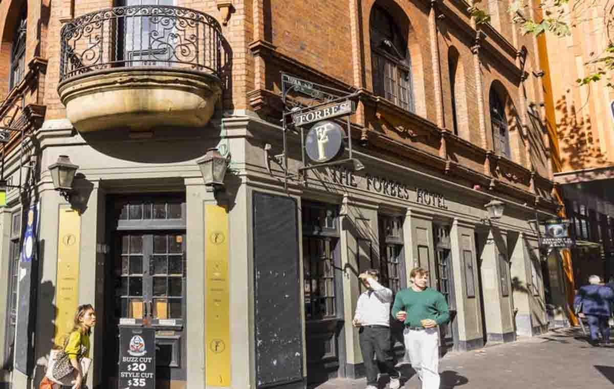 VACANT POSSESSION SALE OF FABULOUS FORBES