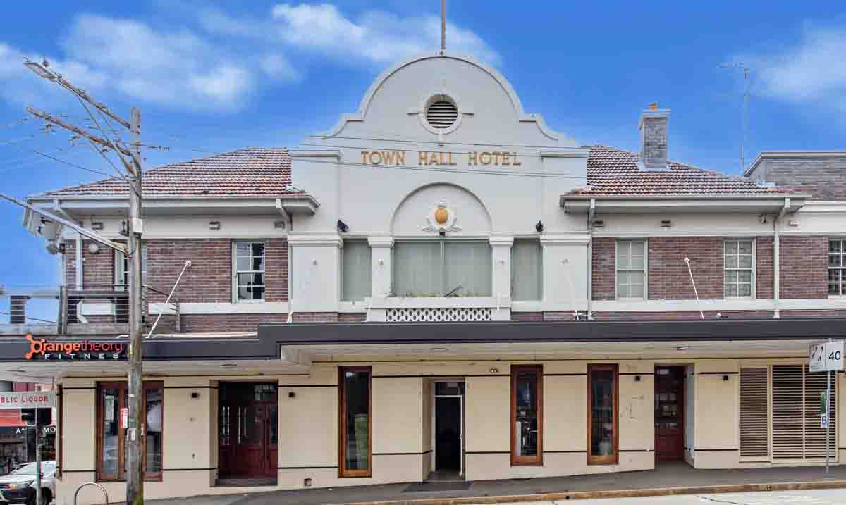 TOWN HALL HOTEL BALMAIN SELLS AT AUCTION