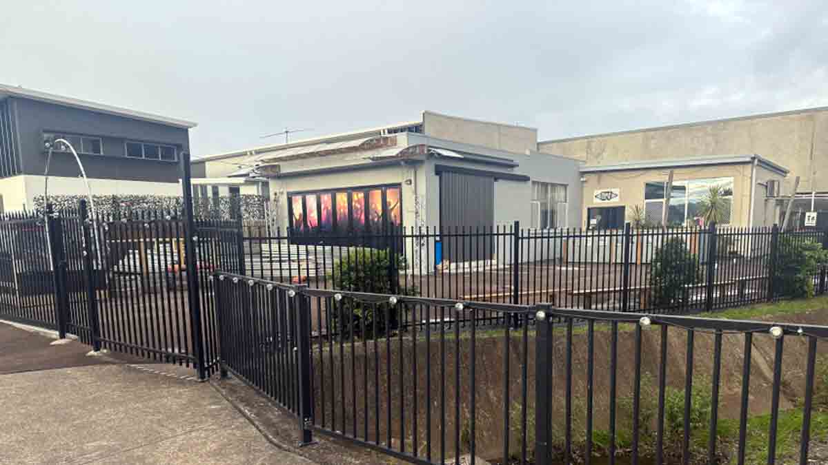 AMPS TO ALES: GUITAR MAKER TUNES INTO PUBS