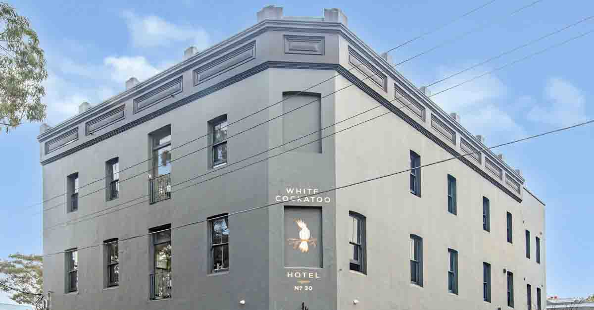 REILLY LETS LOOSE THE COCKATOO